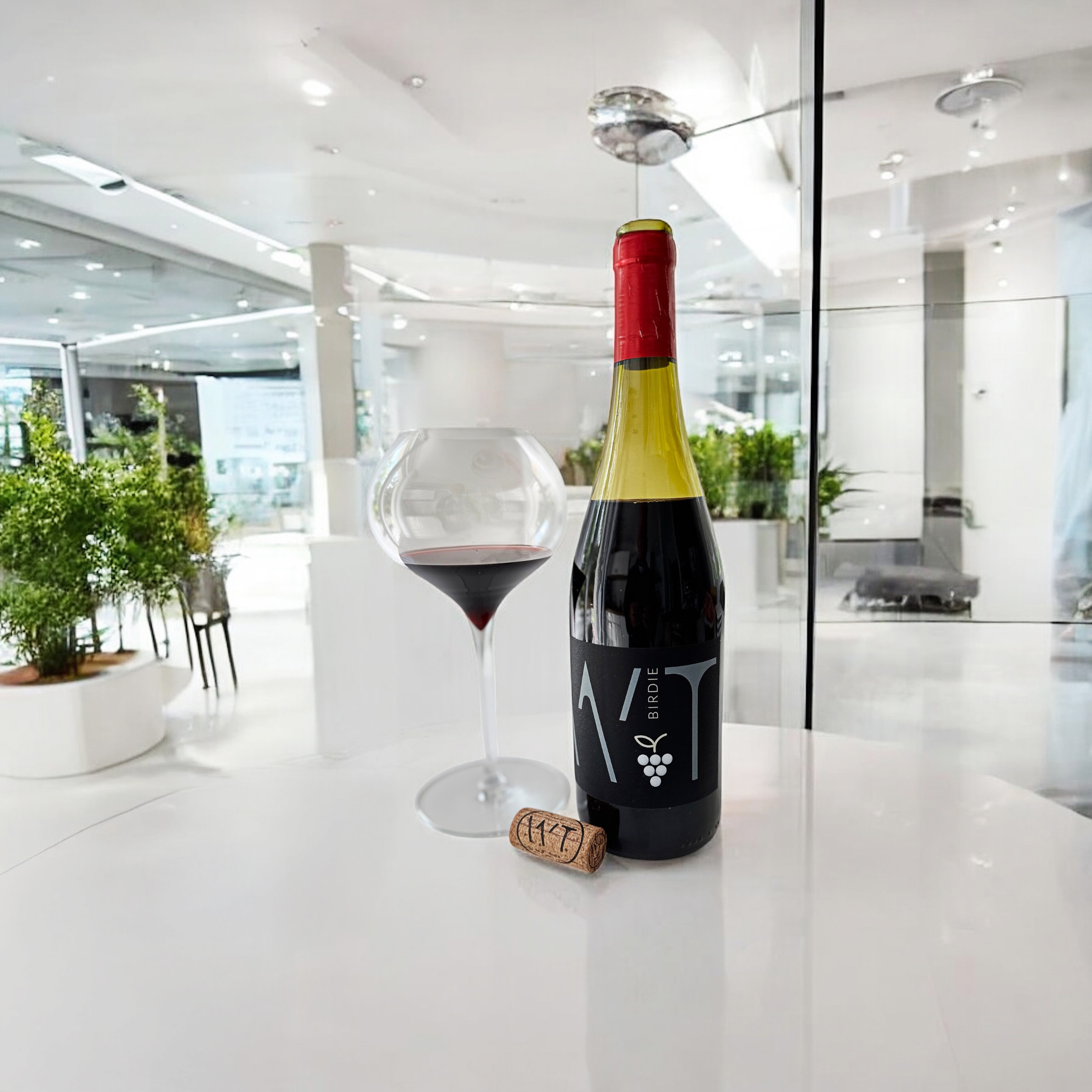 Cuvée Birdie WT avec bouteille, verre et bouchon