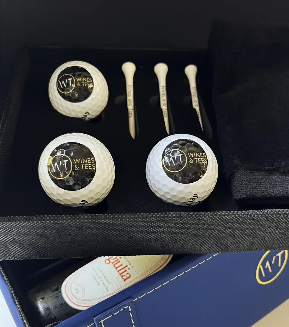 Ouverture de l’écrin — accessoires Wines and Tees