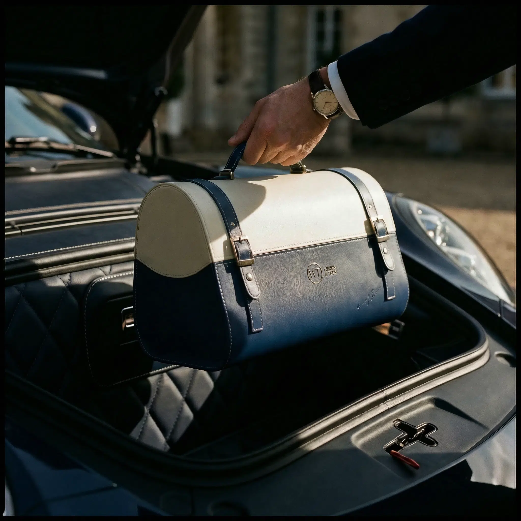 Coffret Wines and Tees saisi dans le coffre d’une voiture