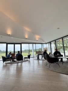 Moment de détente dans un clubhouse après une journée de golf entre Le Touquet, Hardelot et Belle Dune