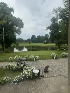 Vue depuis château et le parcours du Golf de Gueux près de Reims en fin de journée