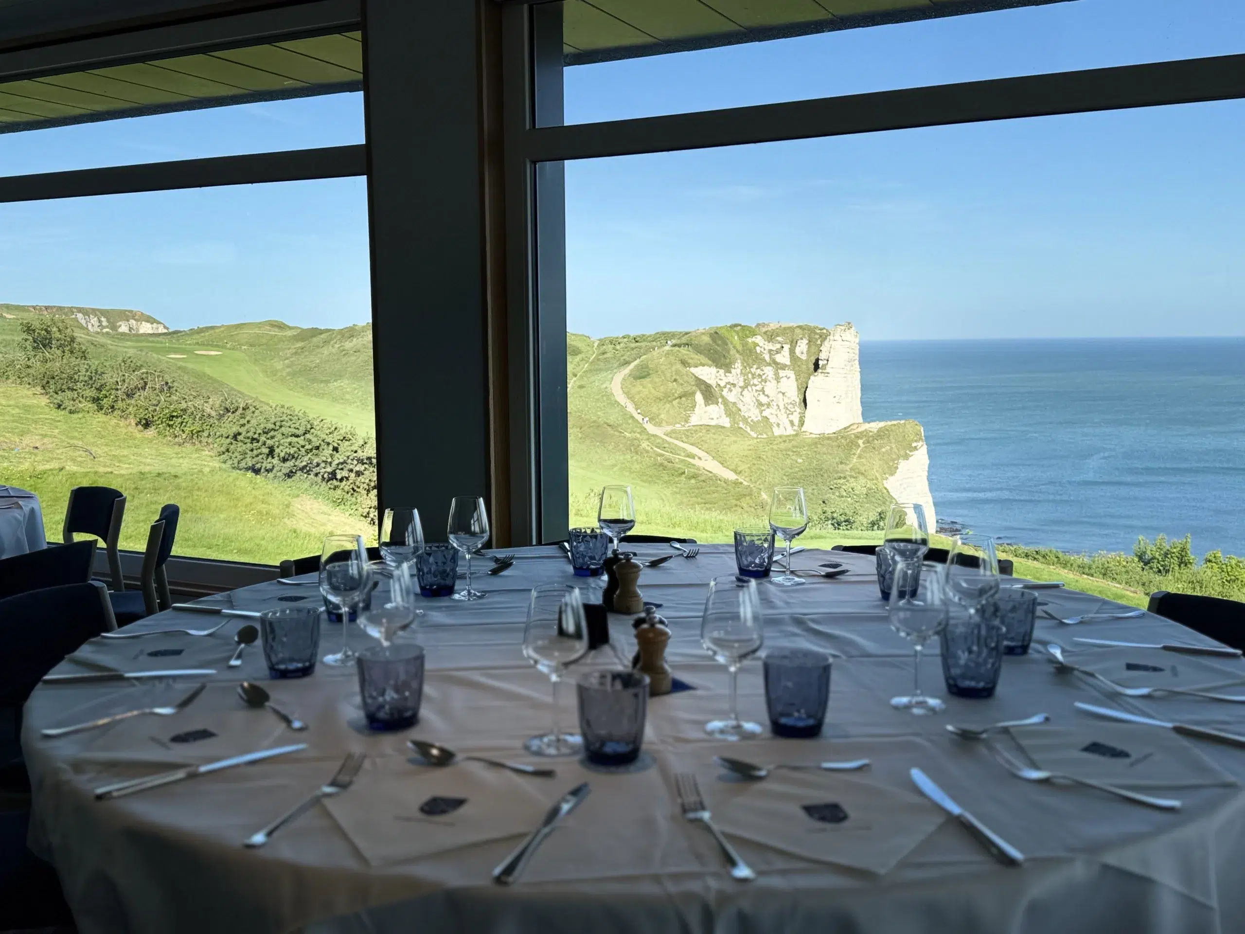 Table avec vue sur les falaises d'Étretat