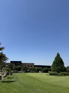 Fairway du Golf de La Rochelle en Charente-Maritime avec ses bunkers et son environnement naturel.