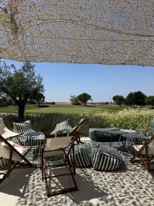 Terrasse du club-house du Golf de La Rochelle avec vue sur le parcours.