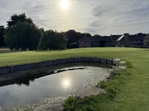 Plan d'eau et parcours du Golf Resort de Saint-Malo en fin de journée
